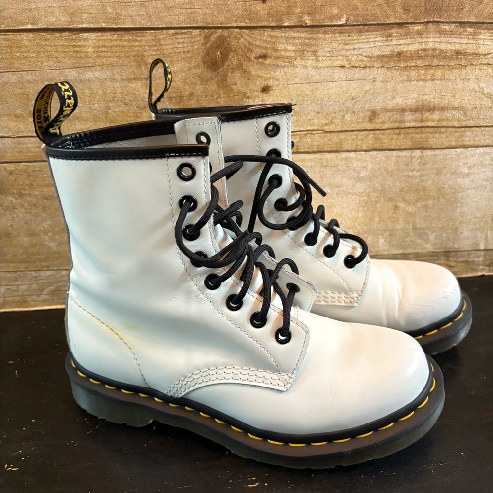 Dr. Martens 11821 WOMEN'S White SMOOTH LEATHER LACE UP BOOTS Sz 6